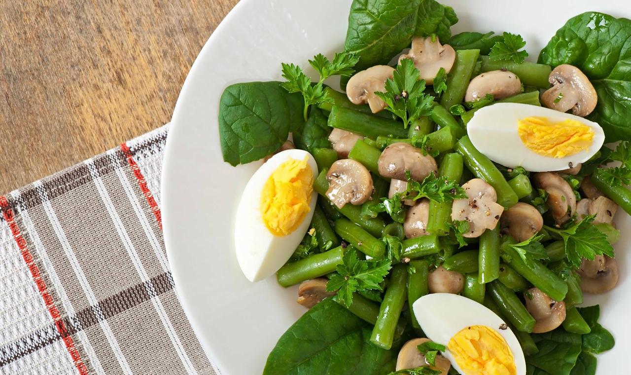 Ensalada de espinacas con judías verdes, champiñones y huevo